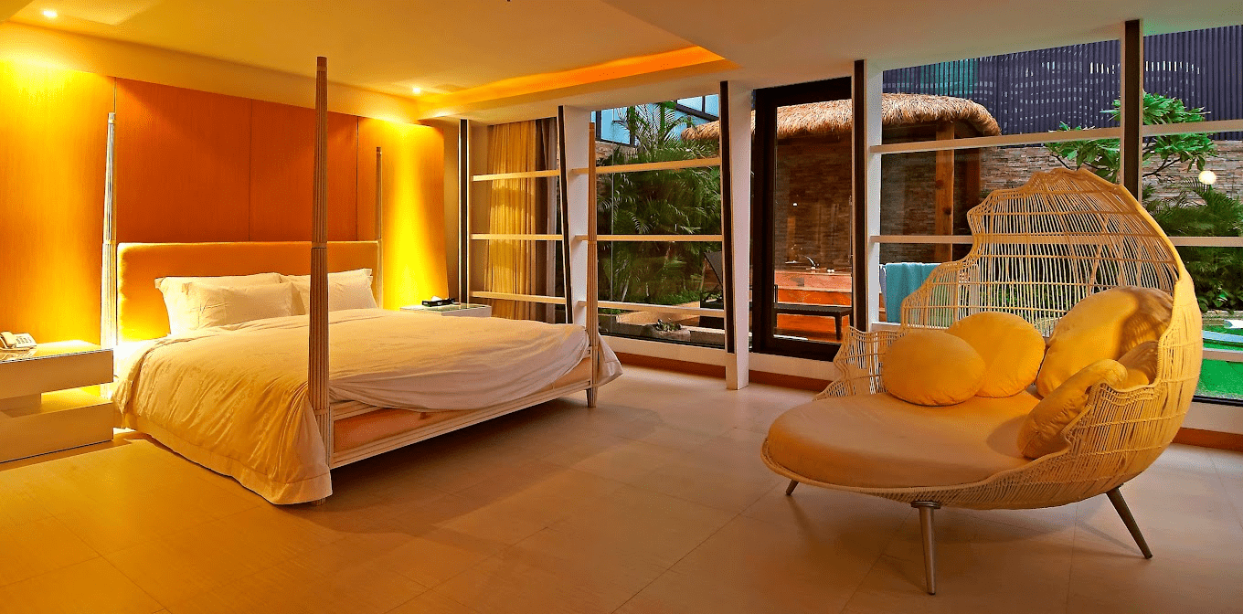 從歐遊高雄館附近街景看向旅館，呈現便利的交通與環境