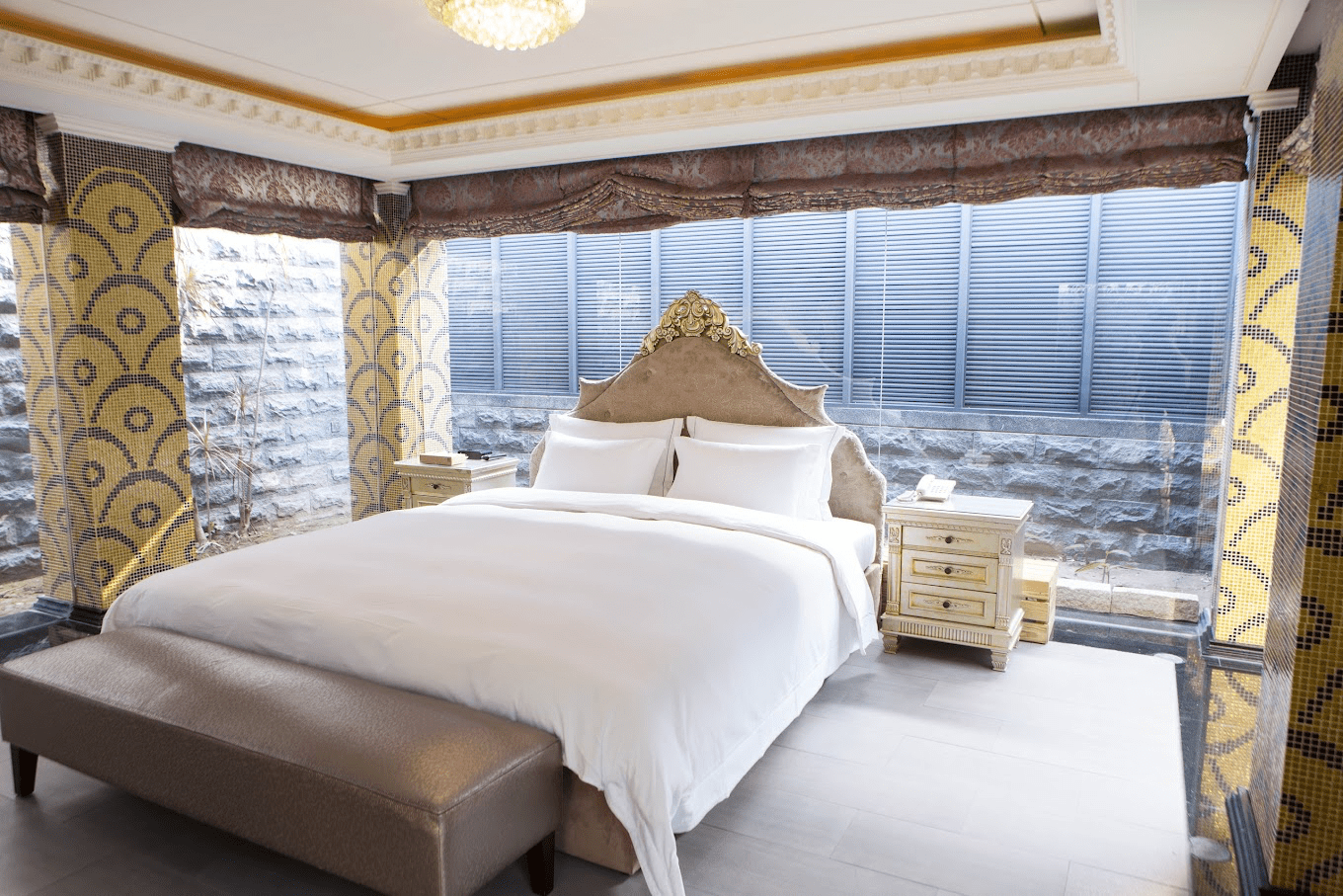 歐遊高雄館客房內寬敞的休息區域，強調私密與舒適