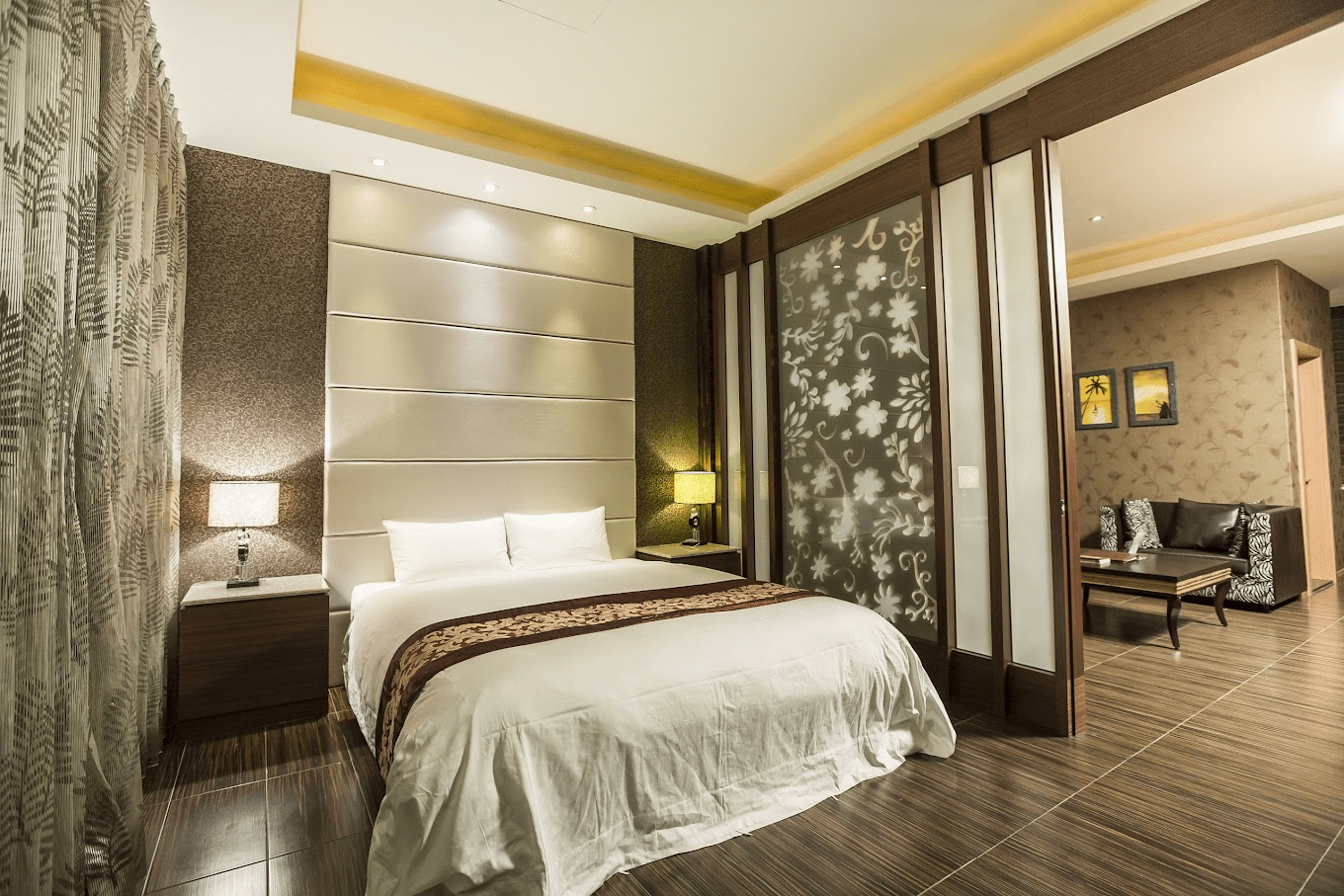 觀月商務休閒旅館客房內舒適的休息與工作空間