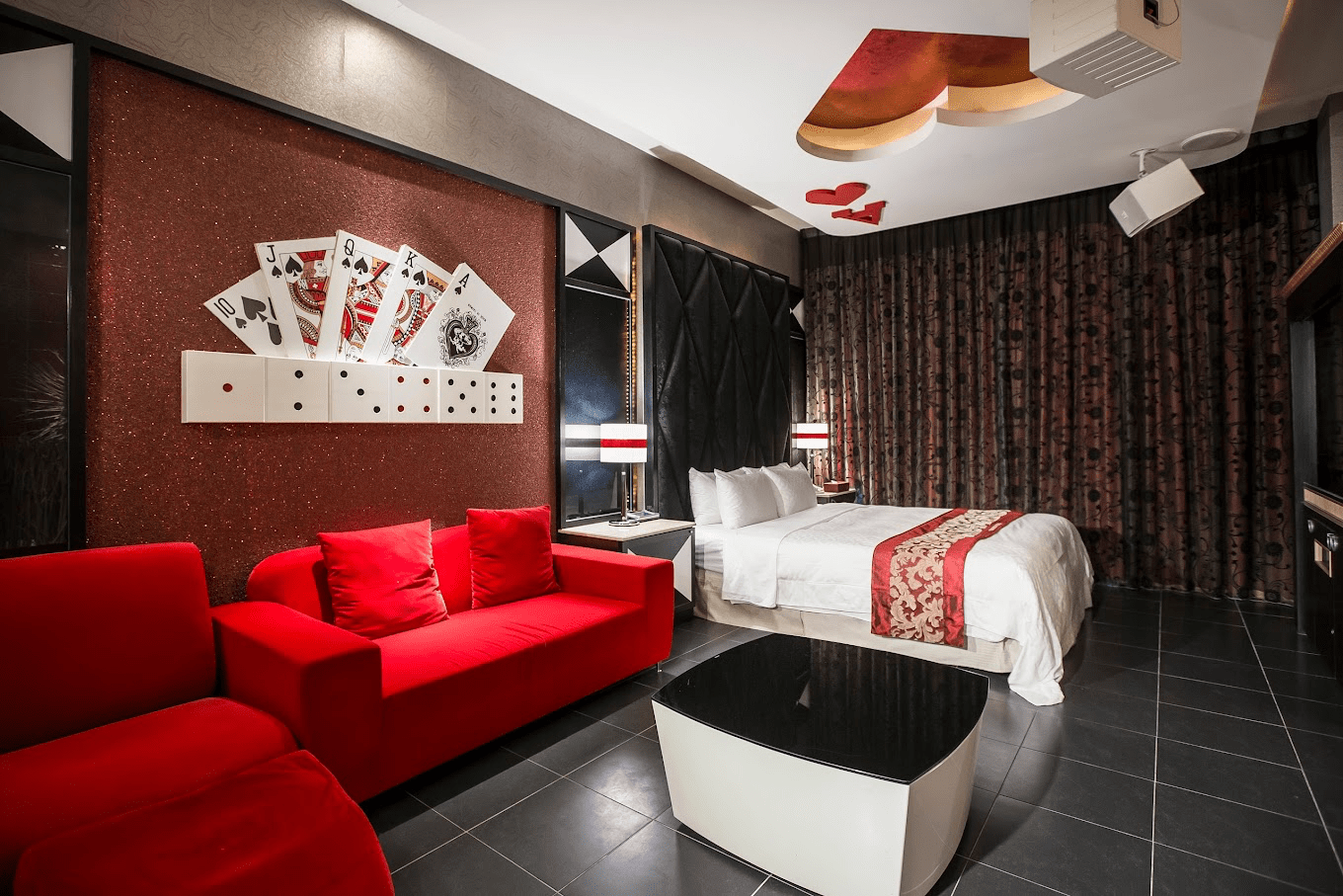 走過城市的街道與風景，回到觀月商務休閒旅館，讓一天的疲憊慢慢放下