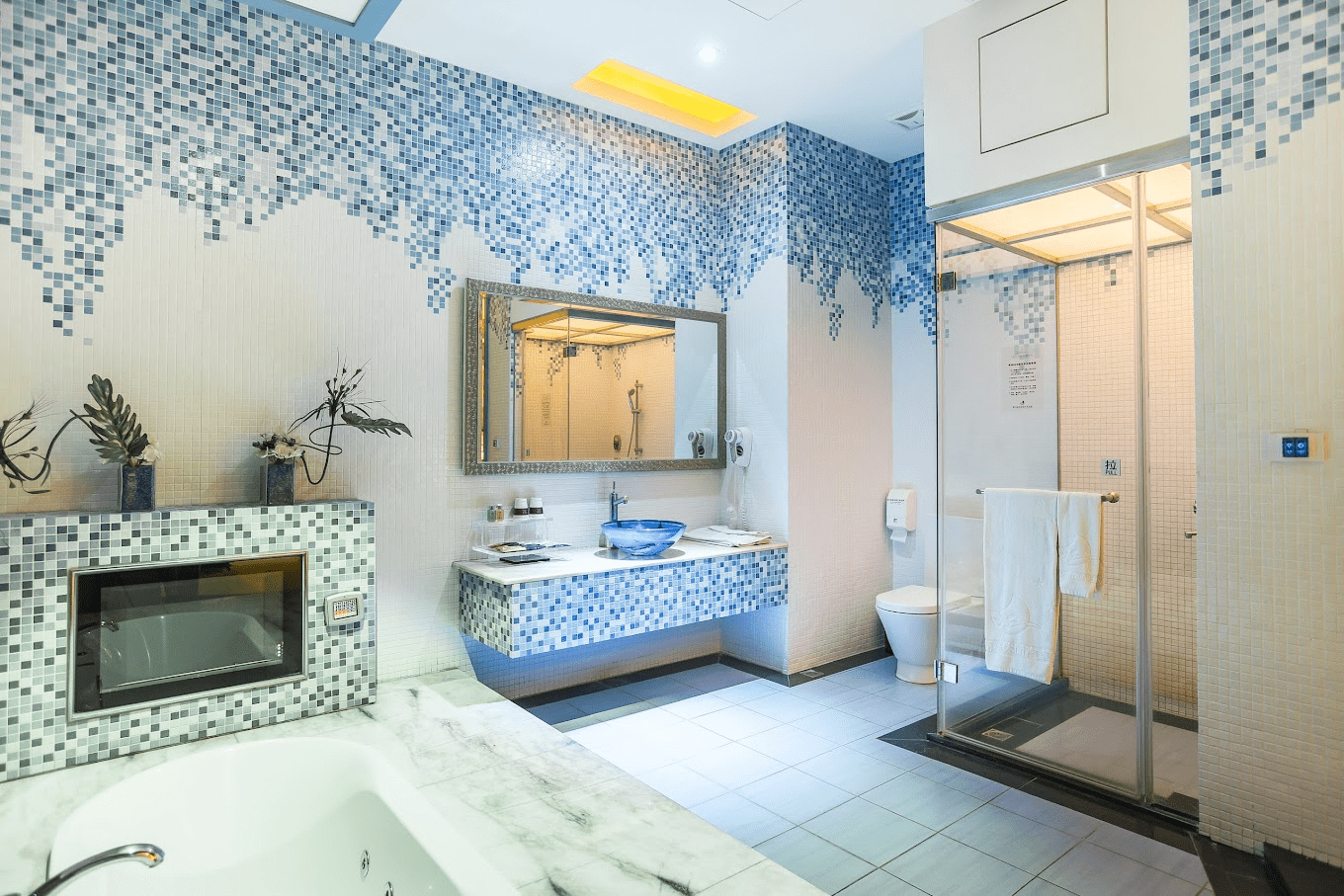 觀月商務休閒旅館舒適簡約的客房內部一隅