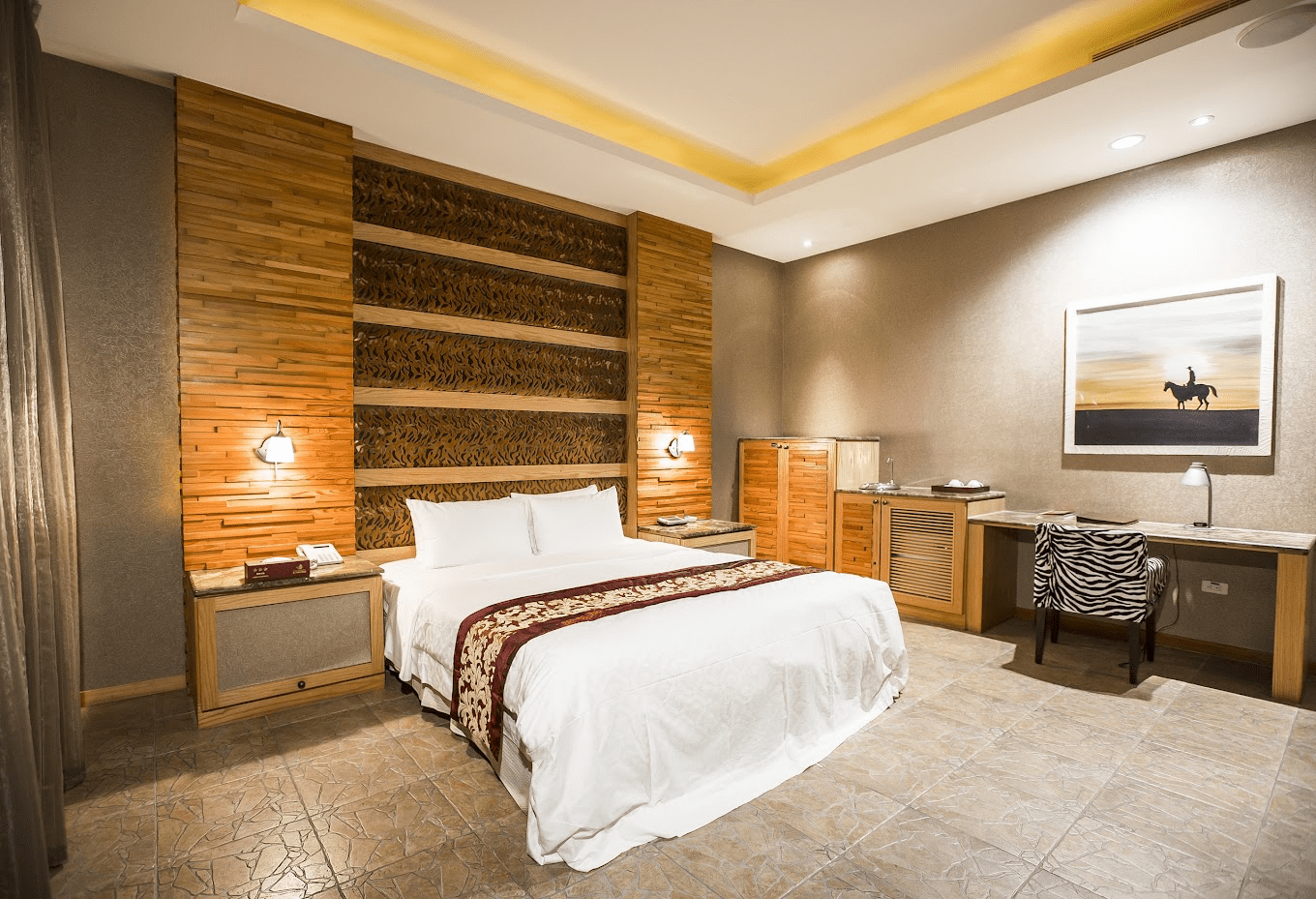 走過城市的街道與風景，回到觀月商務休閒旅館，讓一天的疲憊慢慢放下