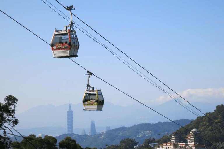 搭著貓空纜車緩緩上山，在茶園與步道之間，感受台北最詩意的山城旅行
