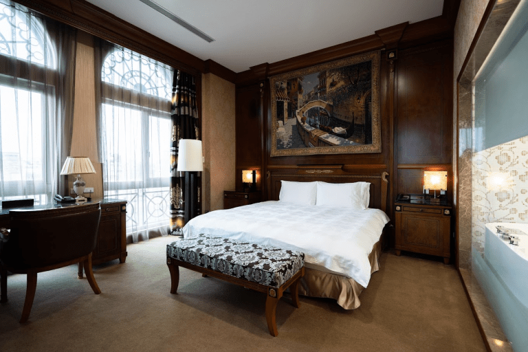 在林森北路的生活氣息裡，住進新舍商旅林森館，讓旅行更貼近城市本身