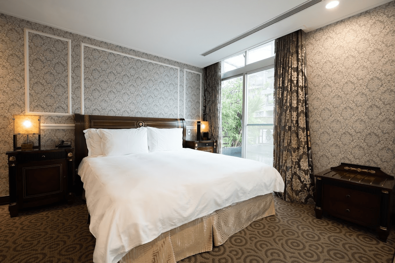 新舍商旅林森館簡約俐落的外觀，座落於林森北路的城市景觀中