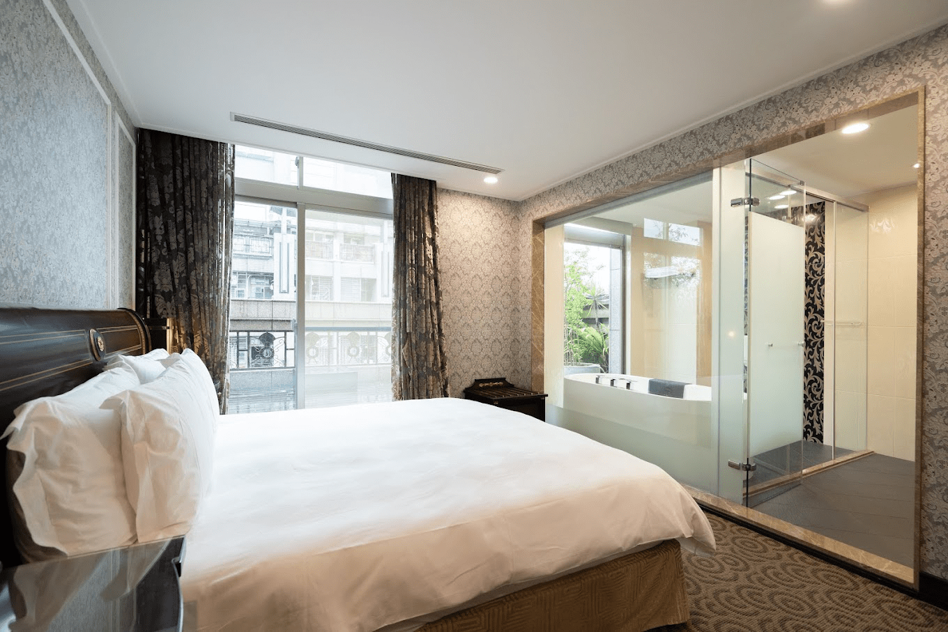 從高處俯瞰林森北路周邊街景，展現其便利的生活與交通機能