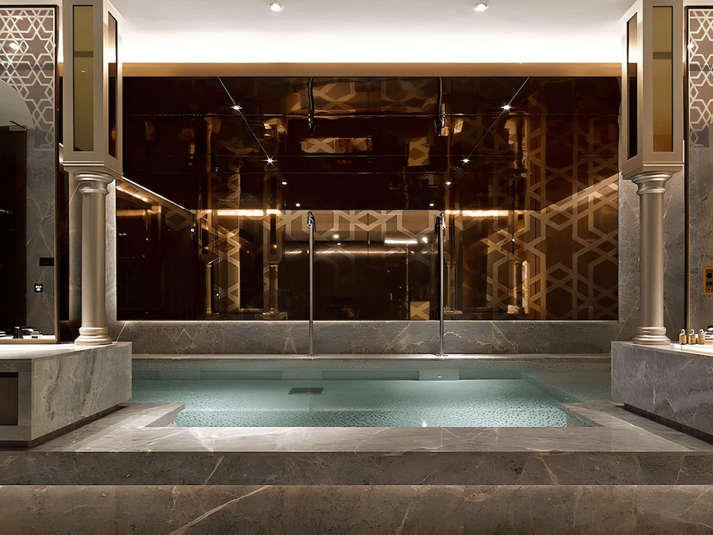 歐遊新竹館白天外觀與周邊環境