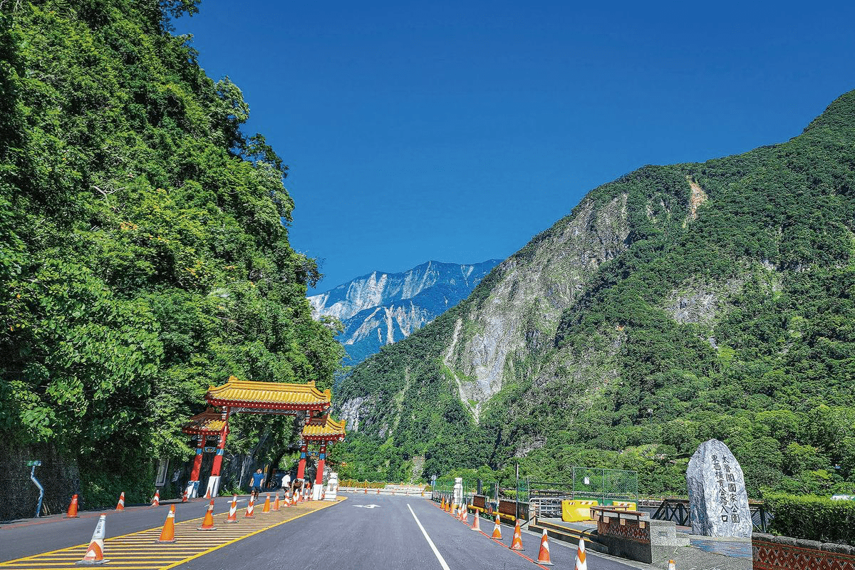 長春祠與瀑布景致