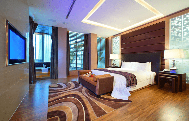 當夜色落在彰化城市，住進彰化桂冠汽車旅館，收藏一段溫柔靜謐的時光