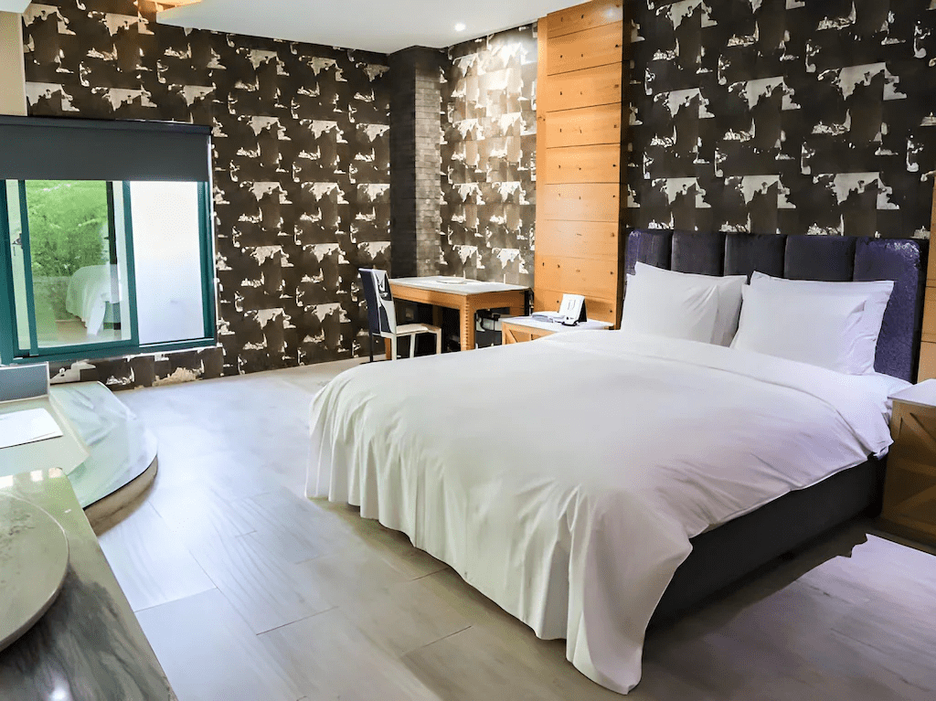 歐遊彰化館寬敞舒適的衛浴空間，配備大型浴缸