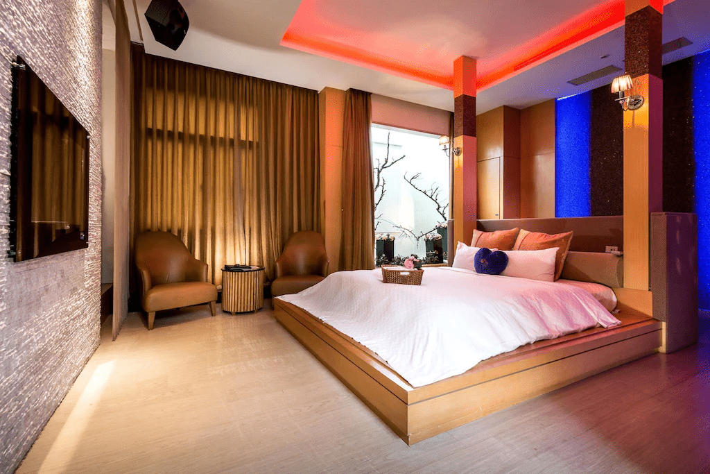 館內主題房型實景，展現海洋風格的設計細節