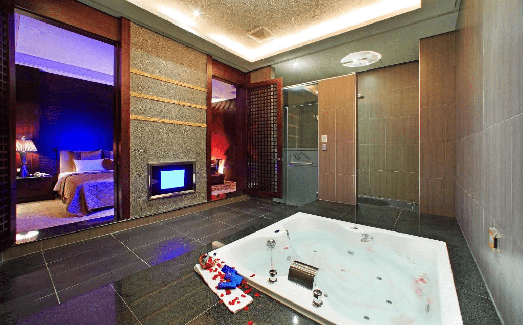 挪威森林基隆蔚藍海岸館建築外觀，夜色中散發溫潤光暈