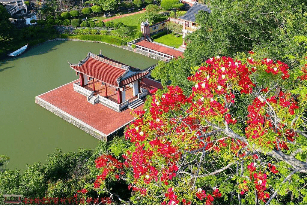 當陽光灑落霧峰林家宮保第古宅庭院，精緻木雕展現出台灣傳統建築之美