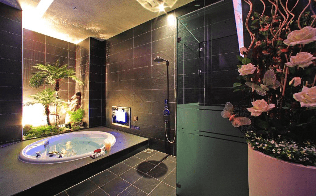 從蔚藍海岸館周邊眺望基隆港區與城市景緻