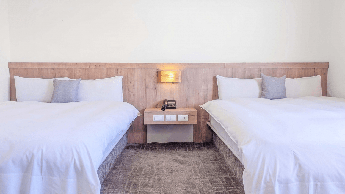 豐谷大飯店簡約舒適的客房內部一隅