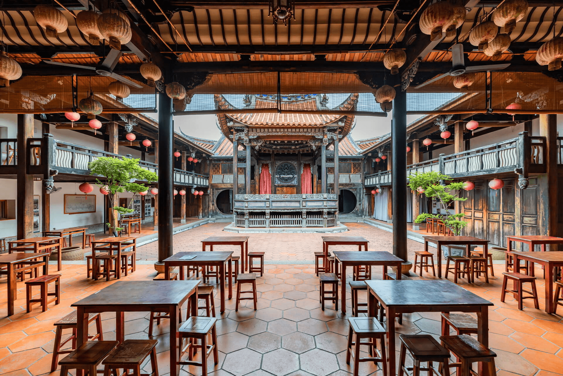 當陽光灑落霧峰林家宮保第古宅庭院，精緻木雕展現出台灣傳統建築之美