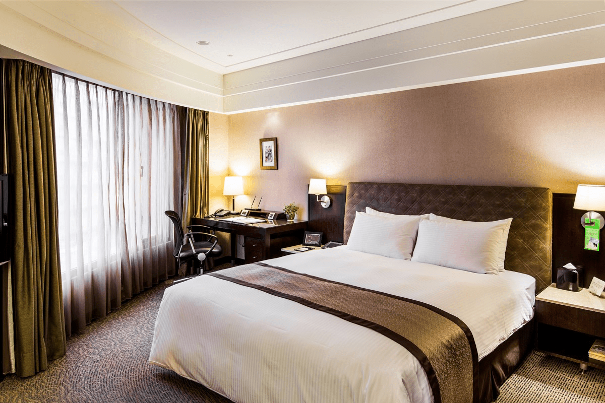 在板橋的街景與光影之中,入住馥都飯店,讓旅行多一層沉靜細膩的記憶