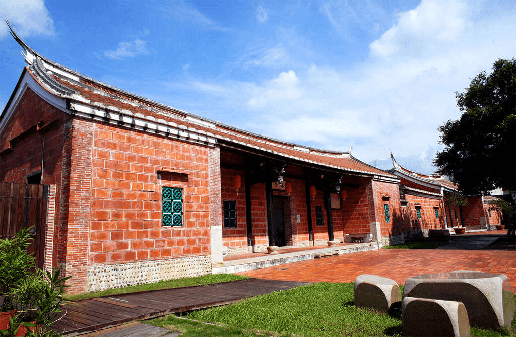當陽光灑落霧峰林家宮保第古宅庭院，精緻木雕展現出台灣傳統建築之美