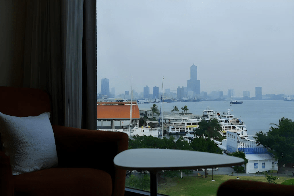 用一晚碧港良居商旅西子灣館的停留，換一段被海風夕陽包圍的旅行片刻