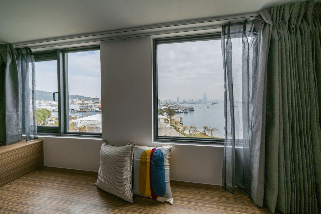 從碧港良居商旅西子灣館出發可輕鬆抵達西子灣沙灘與英國領事館