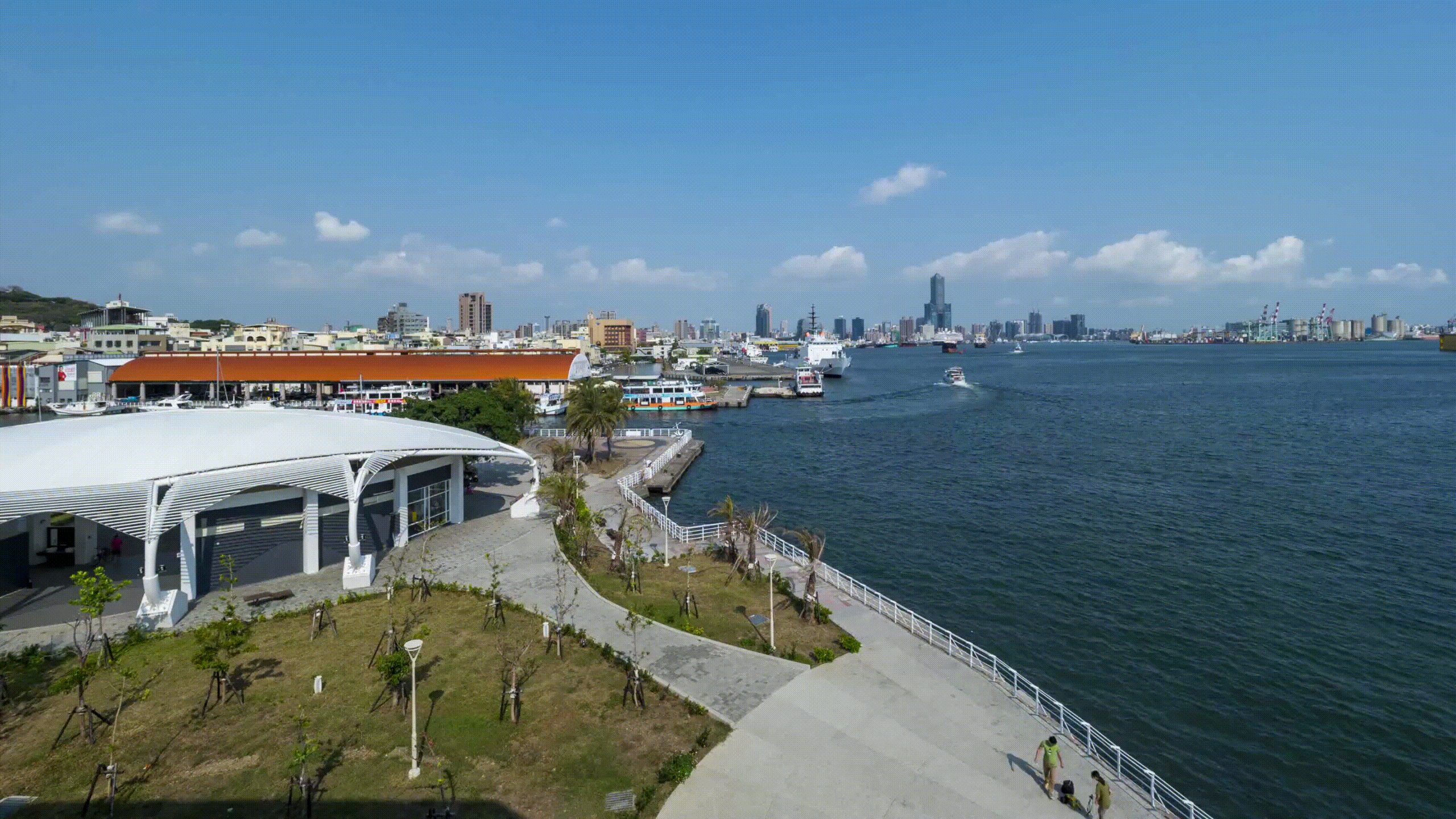 碧港良居商旅西子灣館的舒適客房空間，提供旅人放鬆休息