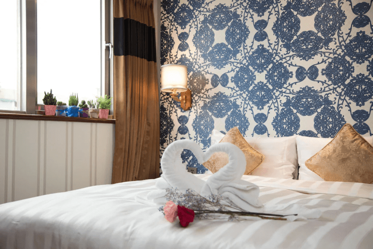 在城市的光影與節奏之間，住進新凱商務飯店，找到一段剛好的停留方式