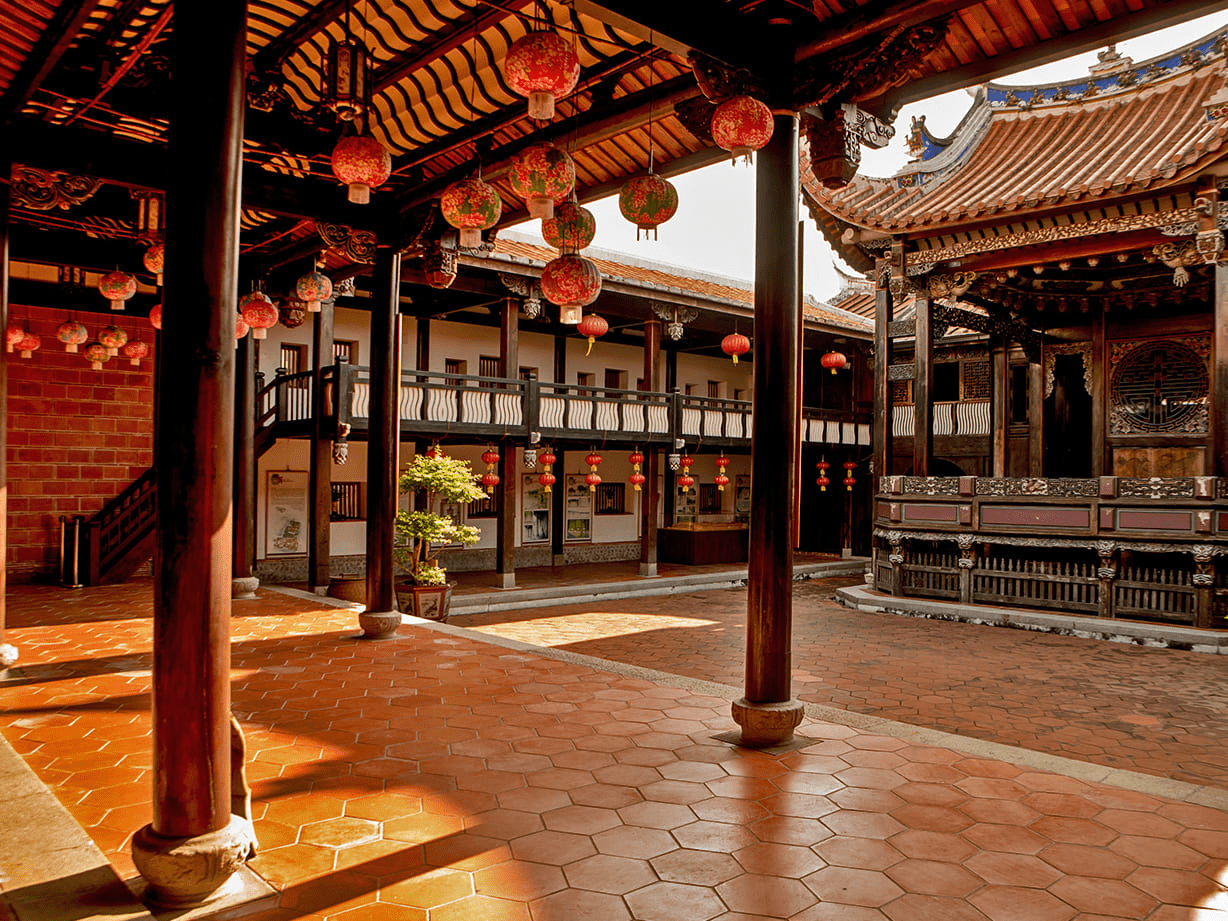 當陽光灑落霧峰林家宮保第古宅庭院，精緻木雕展現出台灣傳統建築之美