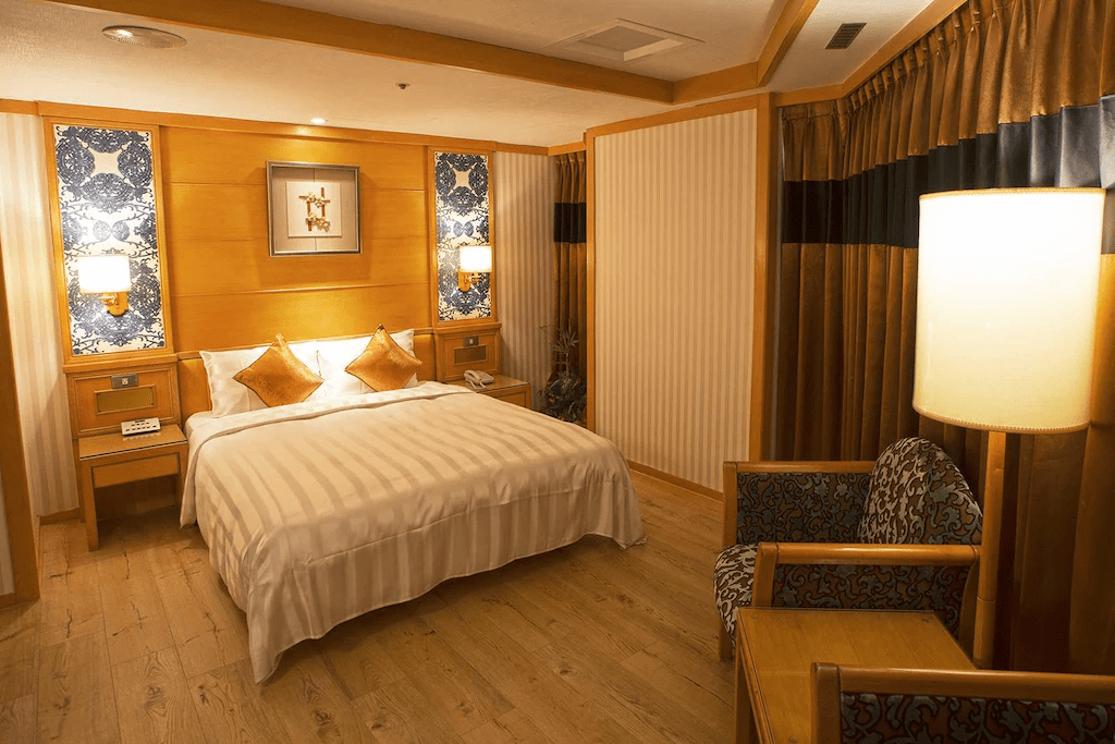 新凱商務飯店簡約舒適的客房內部,提供安穩的睡眠環境