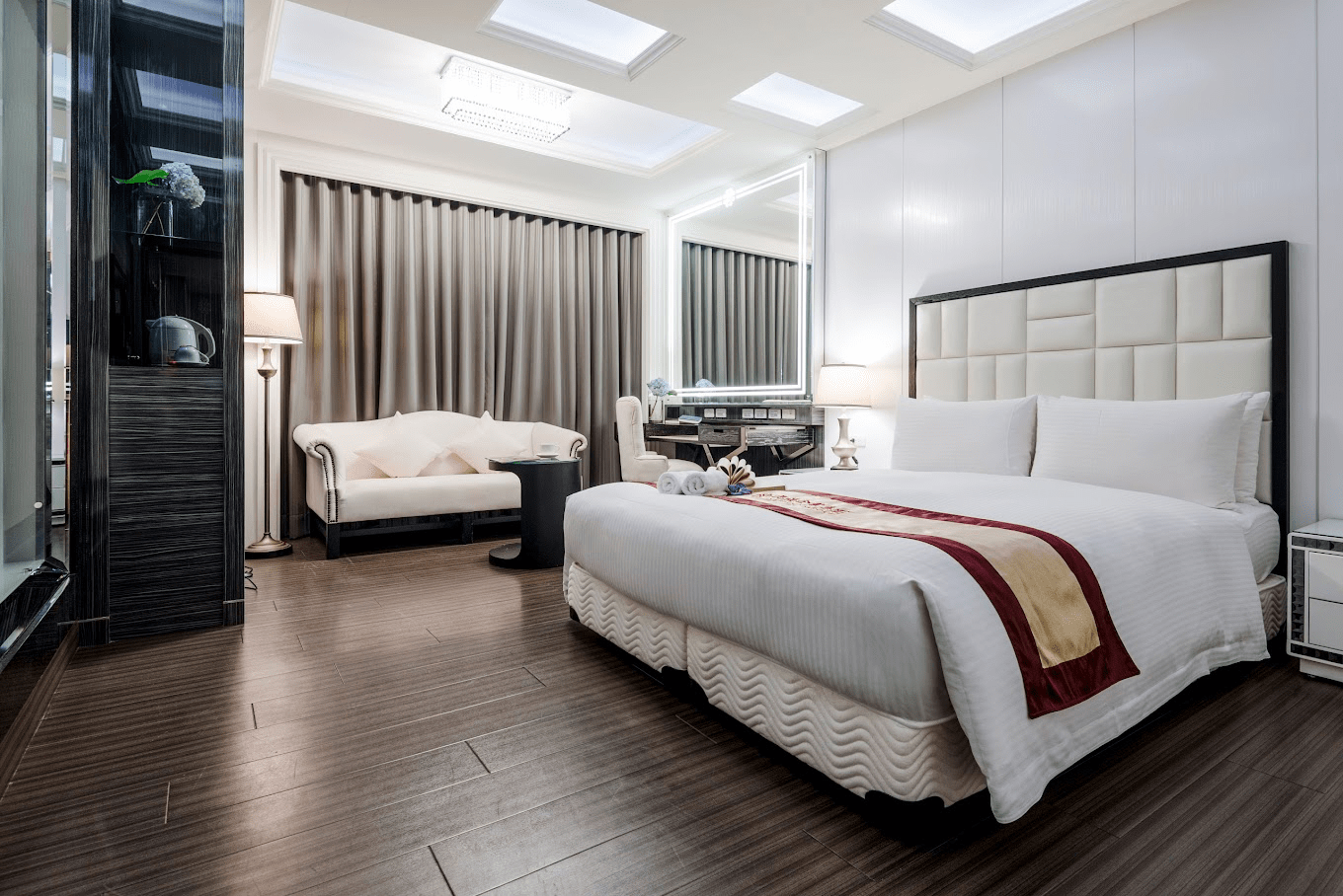 九福大飯店客房內部，乾淨整潔的床鋪與舒適的休息空間