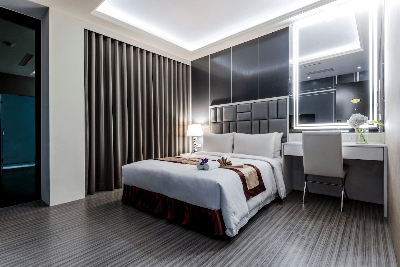 從九福大飯店客房窗戶看出的市景，呈現其都市中心的視野