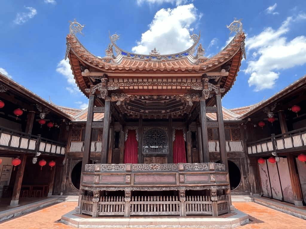 當陽光灑落霧峰林家宮保第古宅庭院，精緻木雕展現出台灣傳統建築之美