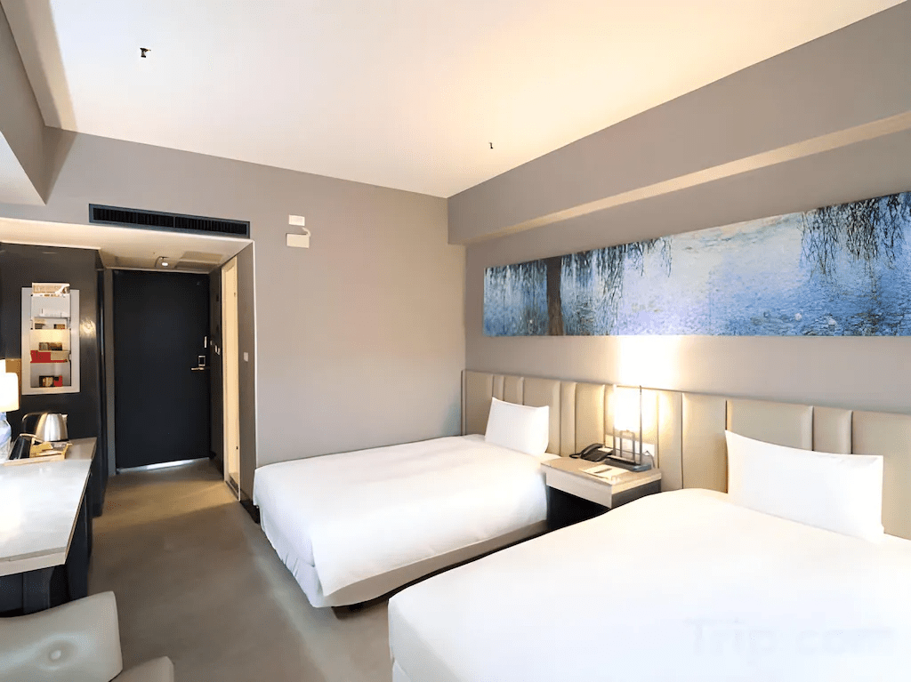 高雄信宗大飯店舒適整潔的客房床鋪與休憩區