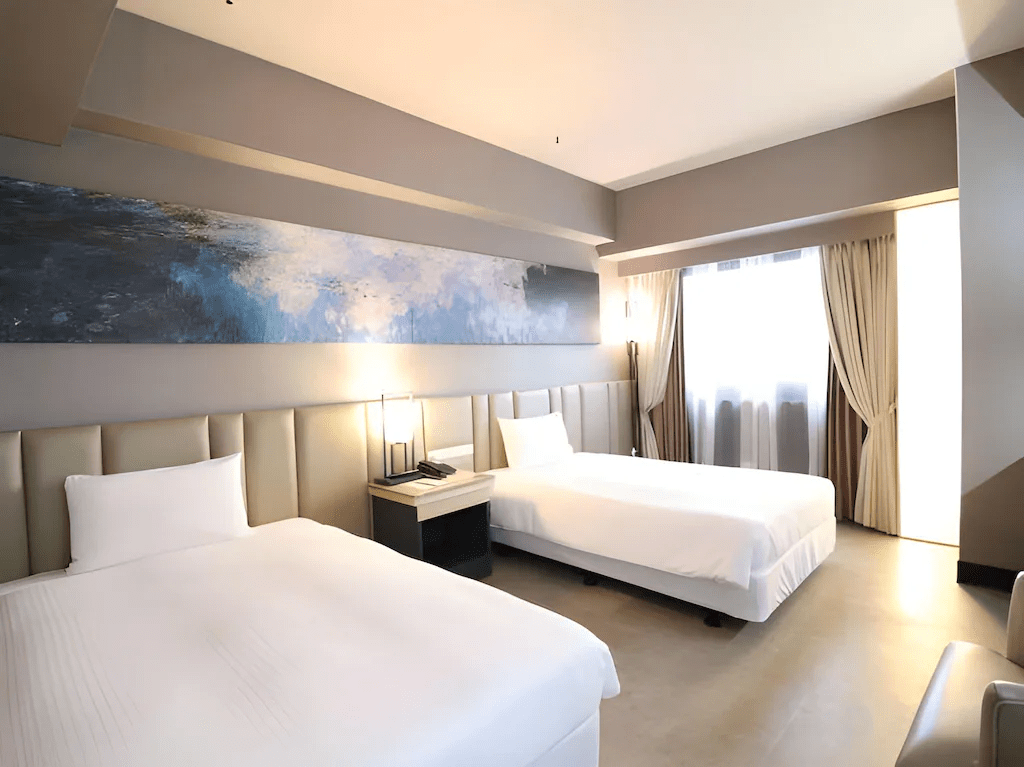 高雄信宗大飯店客房一隅，簡約明亮的空間設計