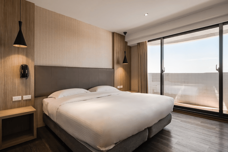 在高雄小港的城市邊界，住進河堤國際商旅，讓旅行慢慢回到放鬆的節奏