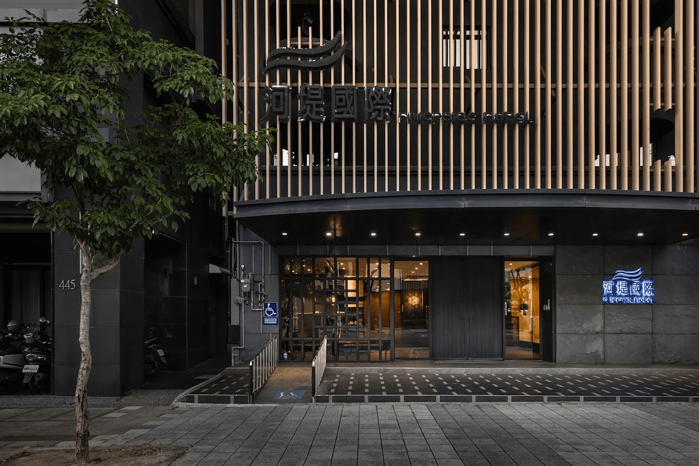 在高雄小港的城市邊界，住進河堤國際商旅，讓旅行慢慢回到放鬆的節奏