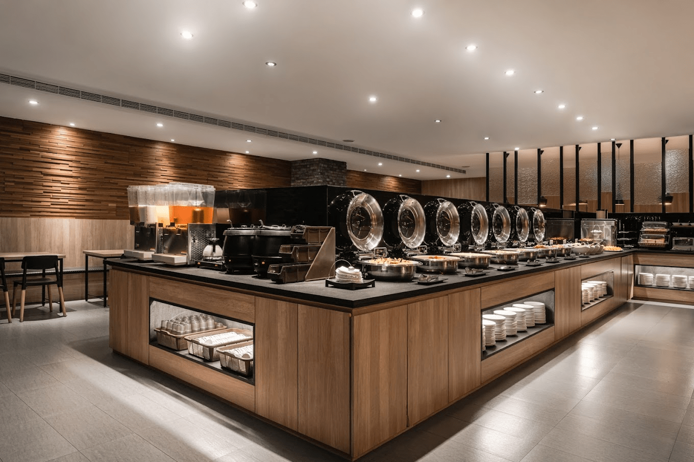 坐落小港生活圈，交通與機能兼具的河堤國際商旅