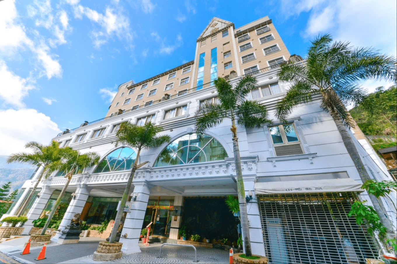 玉山東埔帝綸溫泉度假大飯店外觀與自然山林環繞景致