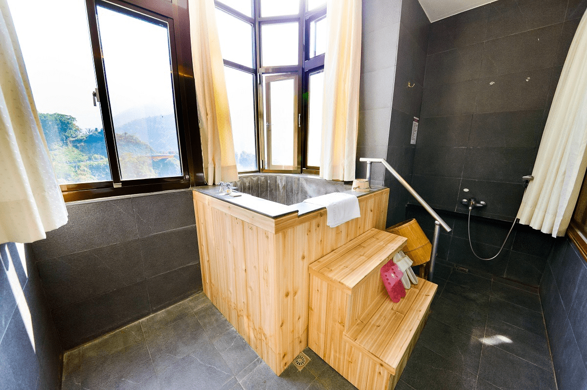 從帝綸溫泉飯店眺望東埔山區壯麗的自然景觀與山嵐