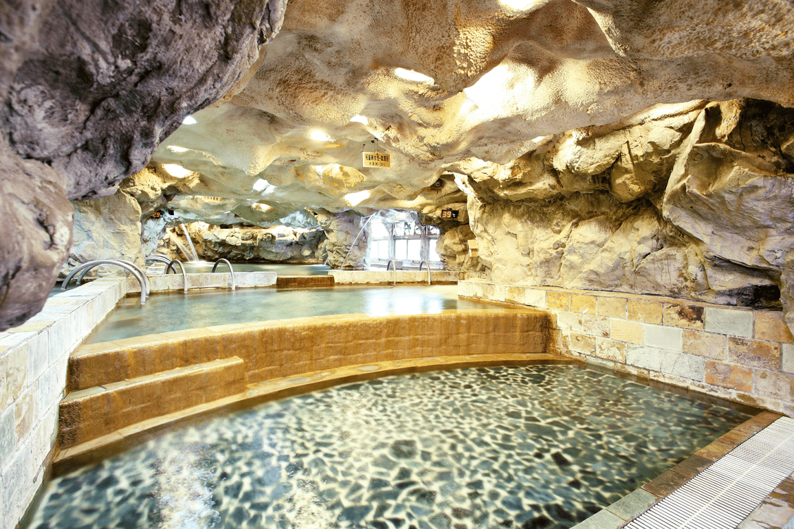 帝綸溫泉渡假大飯店舒適的客房內部空間與溫泉浴池