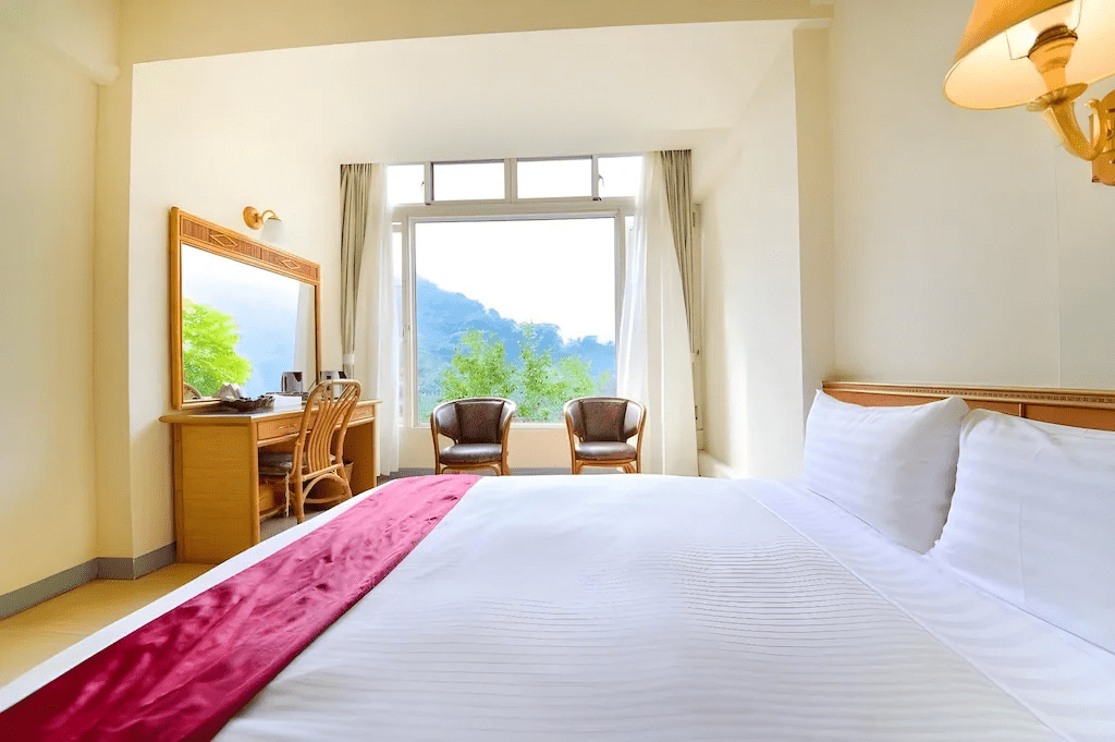 帝綸溫泉飯店內舒適溫馨且具有設計感的客房休息區