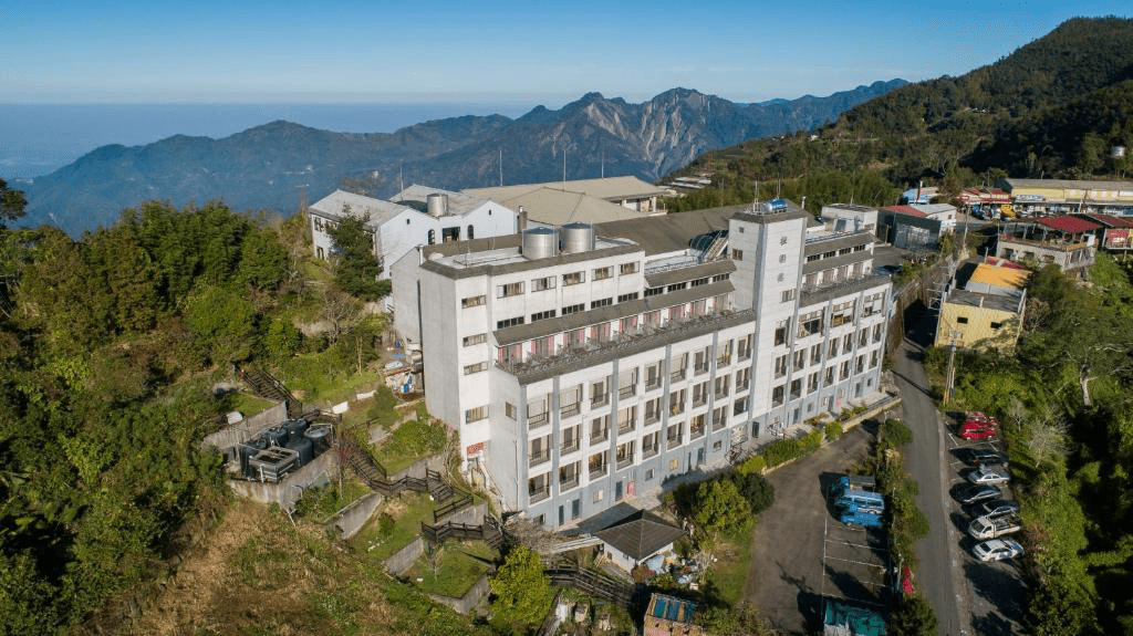 阿里山夜色中的梅園樓觀景飯店,點亮溫暖燈光