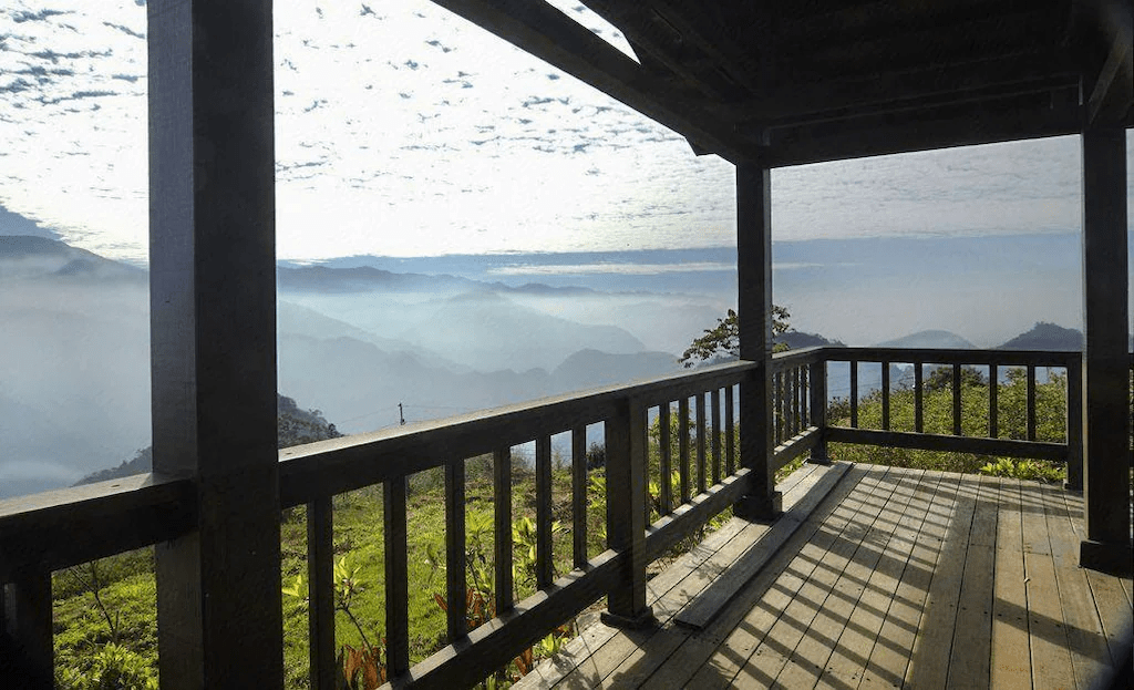 從梅園樓觀景飯店俯瞰阿里山公路與週邊山景