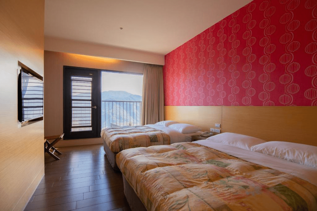 梅園樓觀景飯店提供的簡單而溫馨的用餐環境