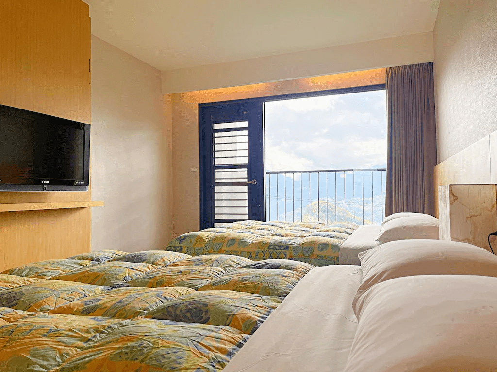 梅園樓觀景飯店房間內即可享受的壯麗山景與雲海