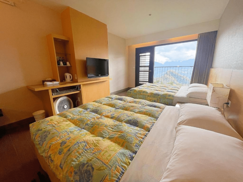 梅園樓觀景飯店溫馨簡約的雙人客房內部