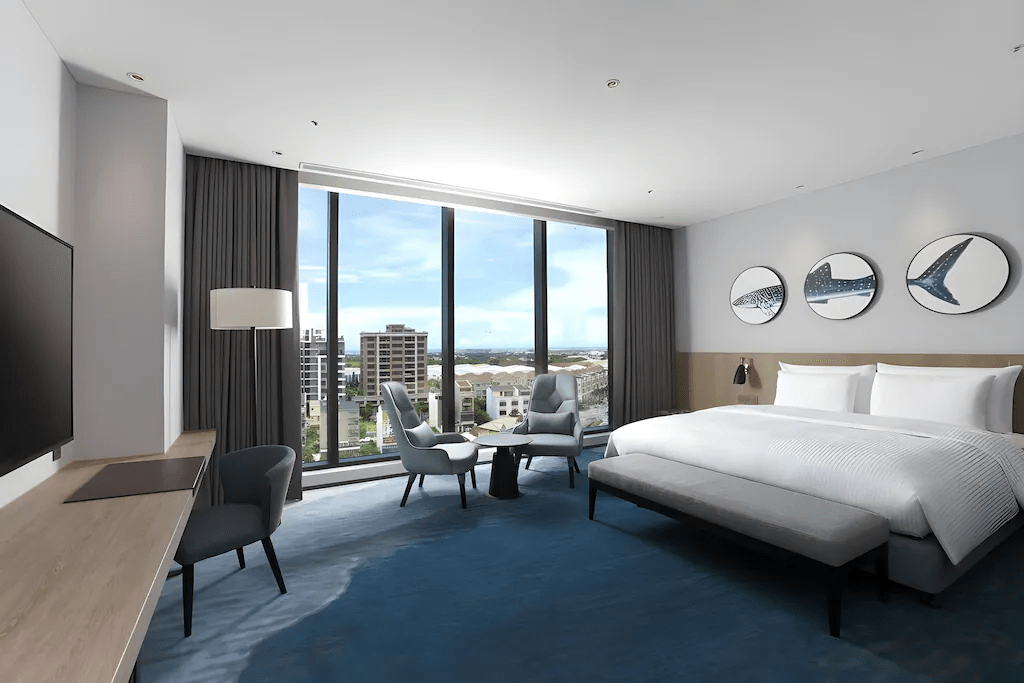 和逸飯店桃園館外觀，現代建築矗立於青埔核心