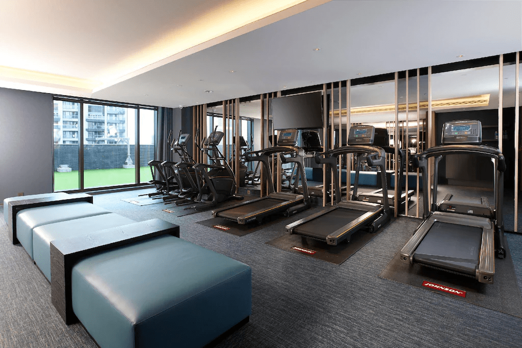 把匆忙留在交通節點之外，入住和逸飯店桃園館，在旅途中找到一段停留