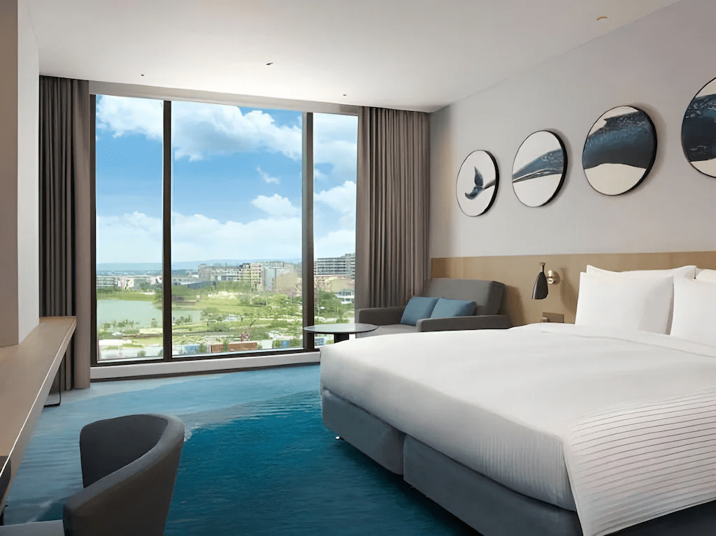 和逸飯店桃園館客房內部寬敞，設有舒適休息區與工作桌