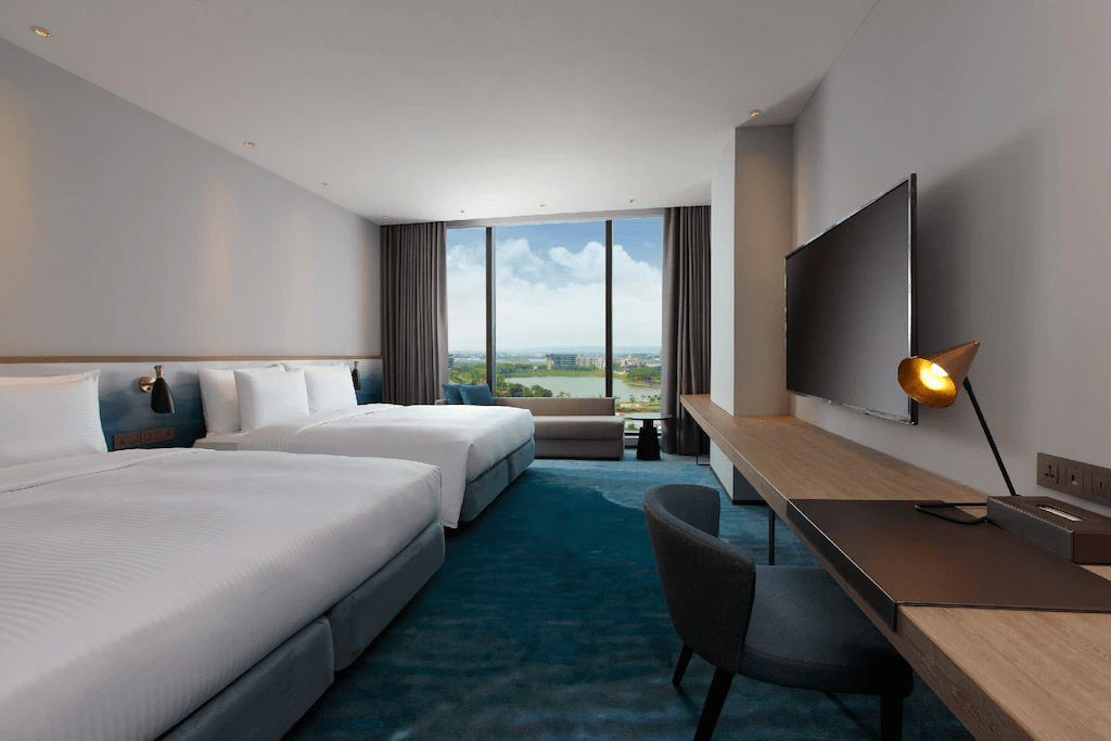 和逸飯店桃園館客房內部，簡約設計與舒適床舖