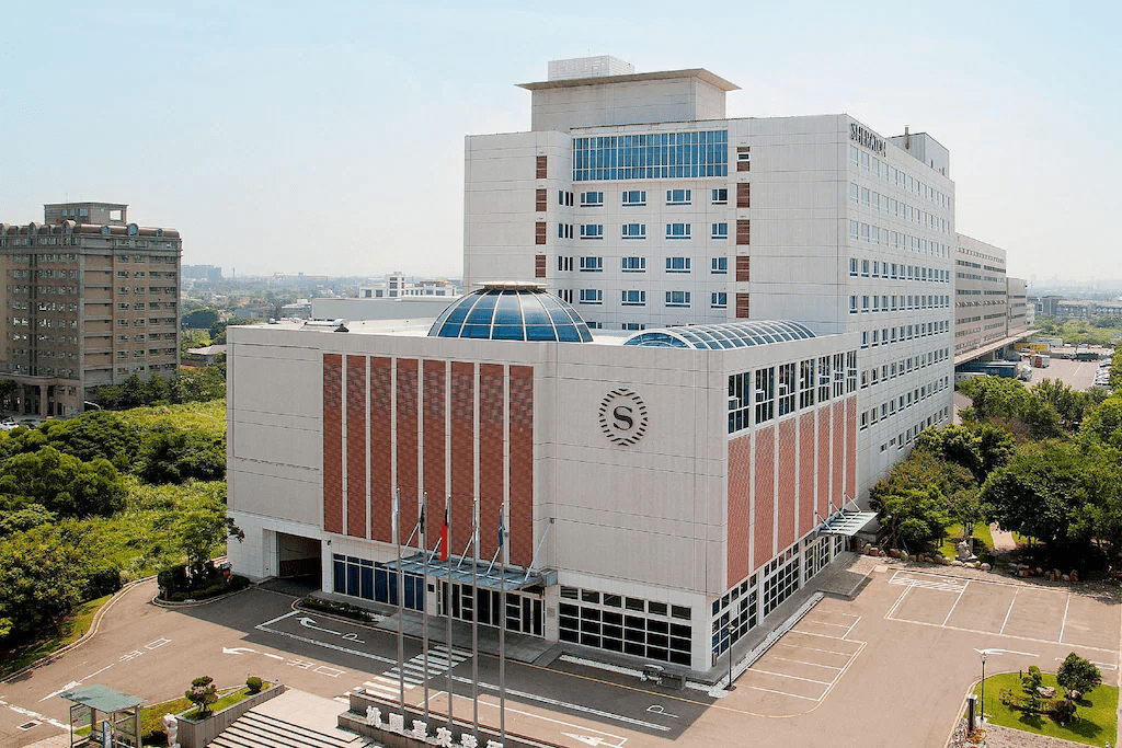 酒店周邊交通網絡示意圖，顯示機場、高鐵與高速公路連結